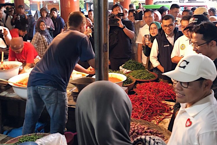 Cawapres nomor urut 1 Muhaimin Iskandar di Pasar Raya Padang, Sumatera Barat, Senin (4/12/2023). 