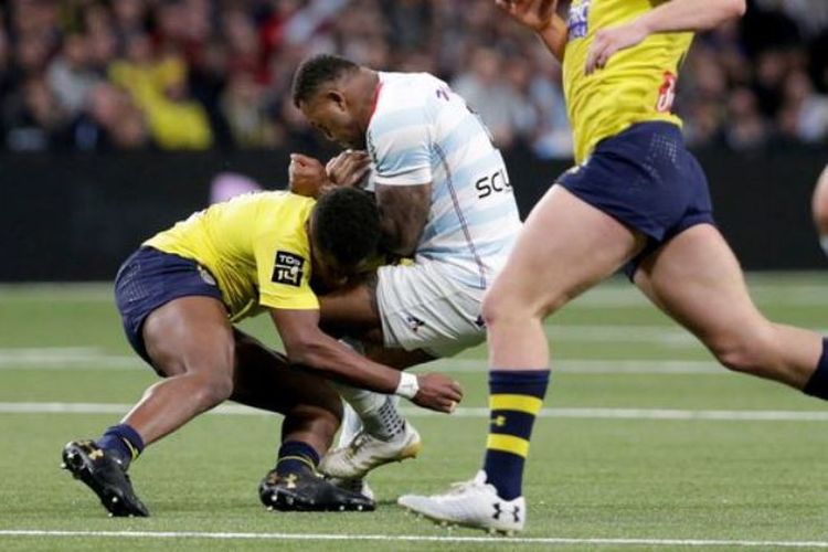 Pemain berusia 18 tahun, Samuel Ezeala tidak sadarkan diri setelah tertabrak  pemain timnas rugbi Perancis kelahiran Fiji, Virimi Vakatawa yang memperkuat klub Racing 92.