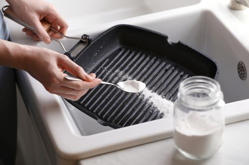 Cara Membersihkan Peralatan Dapur Berwarna Hitam agar Tidak Tergores