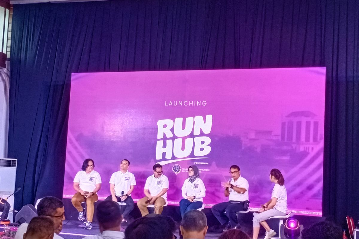 Kiri-Kanan: Wakil Direktur Bisnis Kompas Novi Eastiyanto, Redaktur Pelaksana Kompas Adi Prinantyo, Sekda Kota Surabaya Iksan, Staf Khusus Menhub Adita Irawati, dan Plt Dirjen Perhubungan Laut Antoni Arif Priadi saat peluncuran event RUNHUB di Surabaya, Jawa Timur, Senin (18/9/2023).