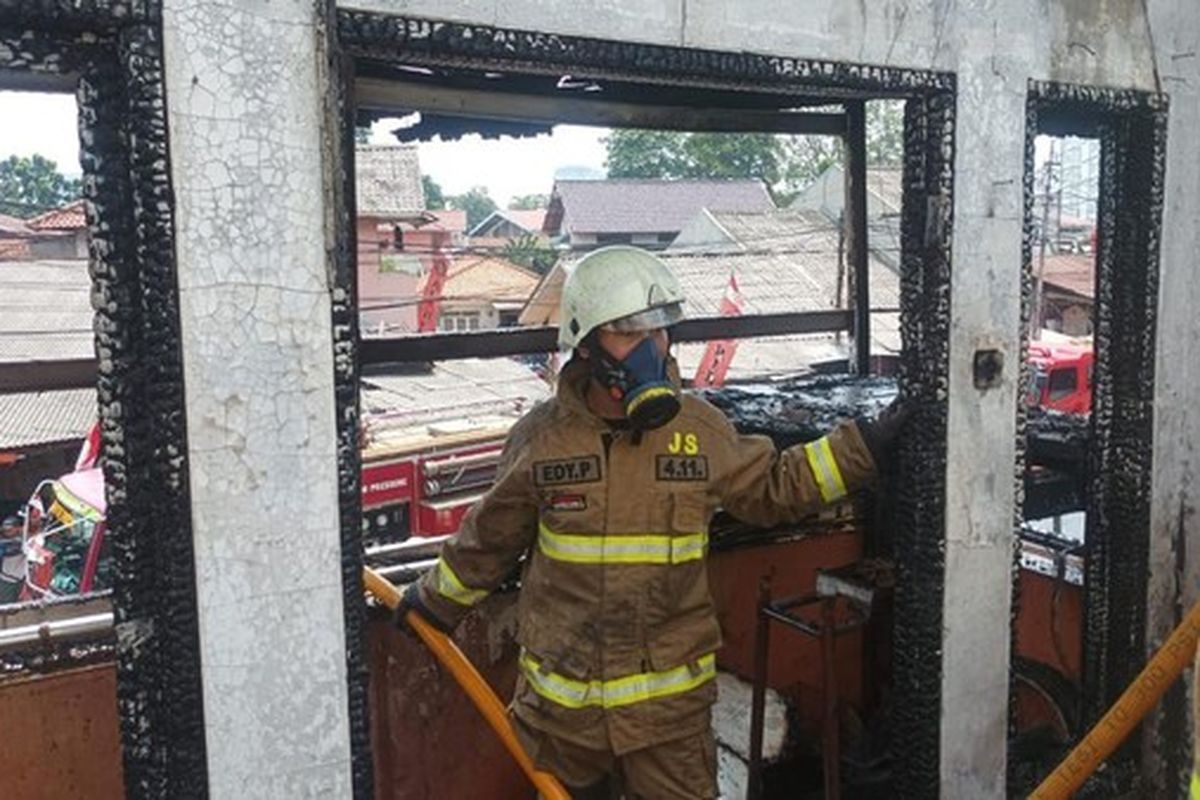 Rumah dua lantai di Jalan Kramat, RT 006 RW 001 Kelurahan Kebayoran Lama Utara, Kecamatan Kebayoran Lama, Jakarta Selatan, terbakar pada Minggu (17/4/2022).