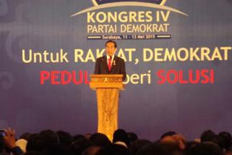 Presiden Joko Widodo memberikan sambutan pada pembukaan Kongres IV Partai Demokrat di Hotel Shangri-La, Surabaya, Jawa Timur, Selasa (12/5/2015). 