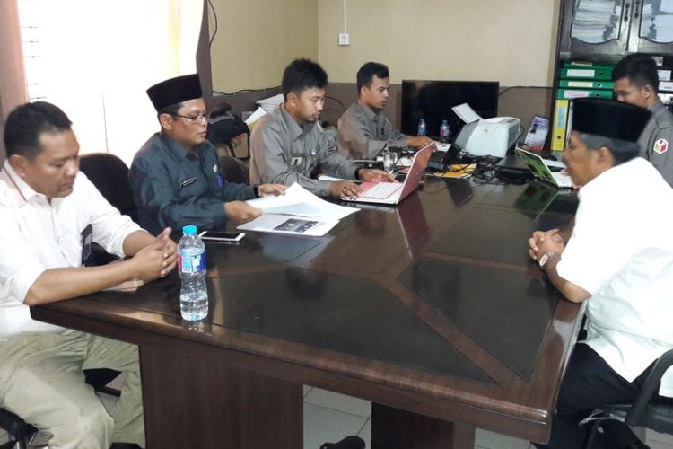 Plt Bupati Siak, Alfredi, saat dimintai keterangan oleh pihak Bawaslu Riau.