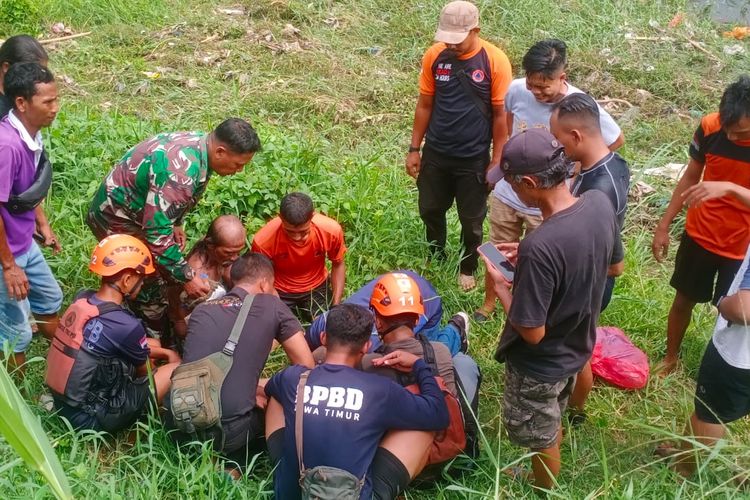 BPBD Lumajang mengevakuasi Tandafa dari Sungai Asem, Rabu (28/2/2024). Bocah SD ini tenggelam saat mandi bersama dua rekannya di sungai tersebut.