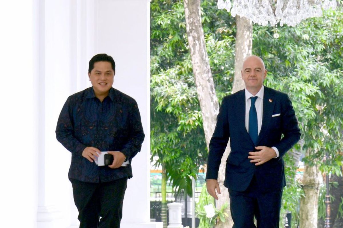 Menteri BUMN Erick Thohir (kiri) menyambut Presiden FIFA, Gianni Ifantino, yang datang ke Indonesia, tepatnya ke Istana Negara, Jakarta, untuk bertemu dengan Presiden RI Joko Widodo, Selasa (18/10/2022). 