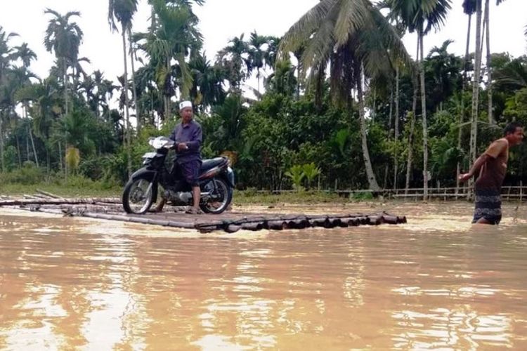 Warga menyeberang dengan rakit di Desa Leubok Pirak, Kecamatan Pirak Timu, Aceh Utara, Sabtu (6/10/2018)