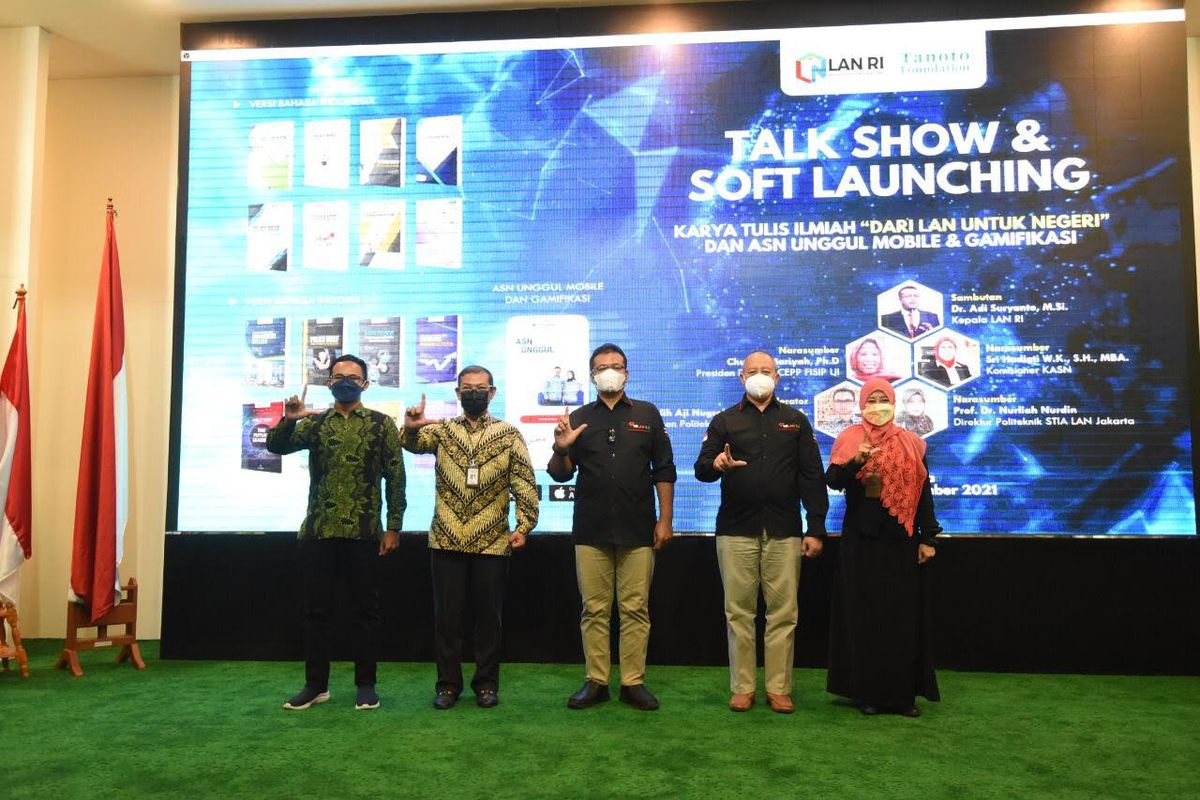 Kepala LAN Adi Suryanto dalam acara acara gelar wicara dan soft launching Karya Tulis Ilmiah Dari LAN untuk Negeri dan ASN Unggul Mobile dan Gamifikasi di Aula Agus Dwiyanto, Kantor LAN Veteran, Jakarta, Rabu (22/12/2021).
