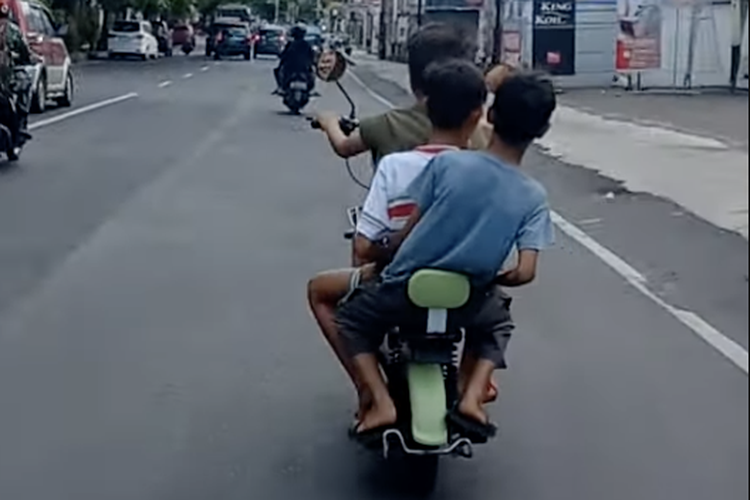 Anak di bawah umur (Bocil) mengendarai sepeda listrik di jalan umum bisa sangat membahayakan