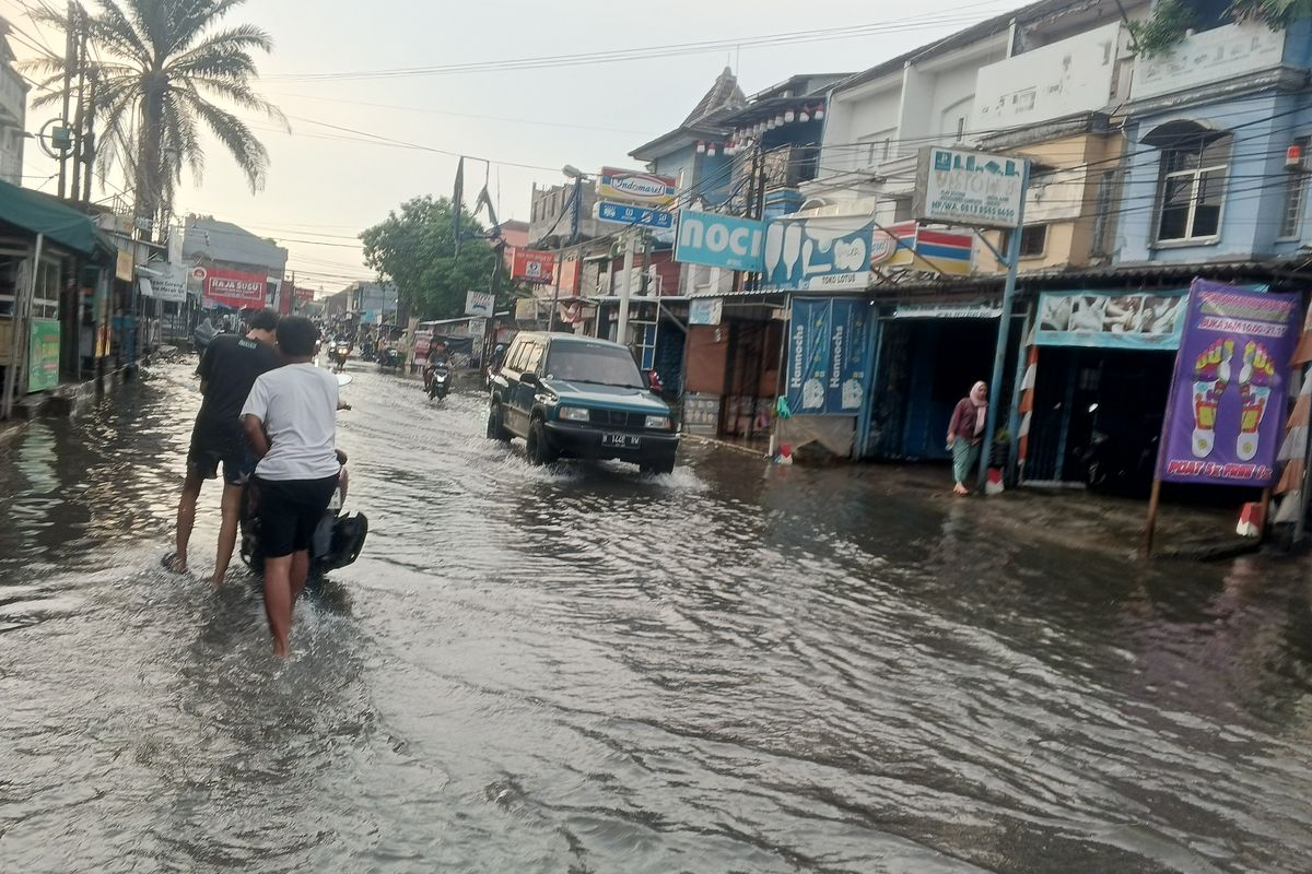 Motor mogok usai melewati jalanan yang banjir di Kabupaten Bekasi, pada Senin (19/1/2026).