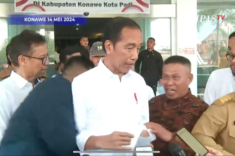 Seorang pria berbaju coklat nekat menerobos rombongan Presiden Jokowi di RSUD Kabupaten Konawe, Selasa (14/5/2024). Peristiwa itu nyaris membuat Presiden Jokowi jatuh. 