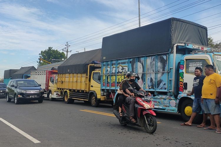 Ratusan truk logistik menutup separuh jalur jalan provinsi di Kulwaru, Kulon Progo, Daerah Istimewa Yogyakarta. Mereka menolak pelarangan truk ODOL.