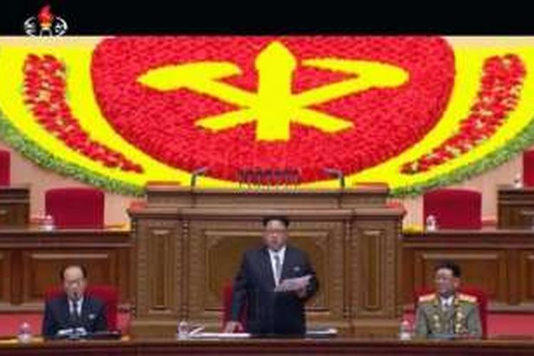 Pemimpin Korea Utara, Kim Jong Un berpidato dalam kongres Partai Pekerja di Pyongyang.