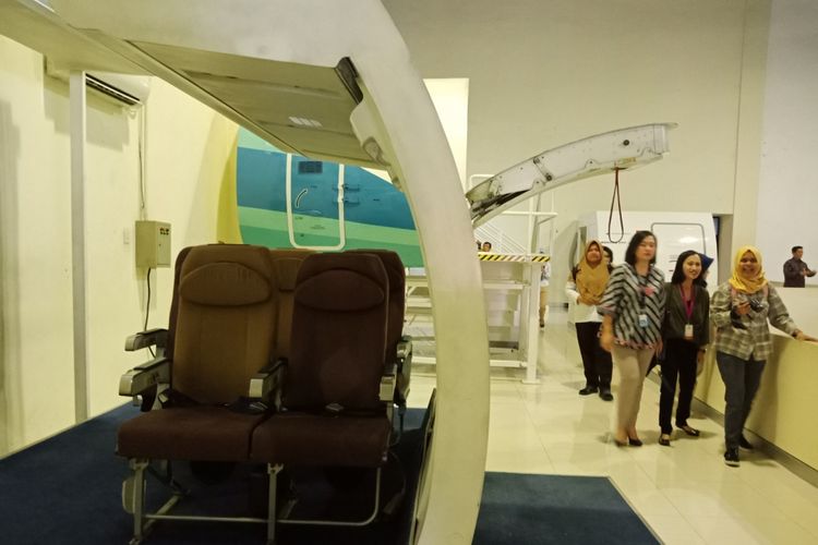 Suasana fasilitas latihan simulator, untuk melatih kabin kru dan pilot teknik pelayanan, penampilan, komunikasi, keamanan, dan pengamanan di Garuda Indonesia Training Centre, Duri, Jakarta Barat, Senin (10/9/2018).
