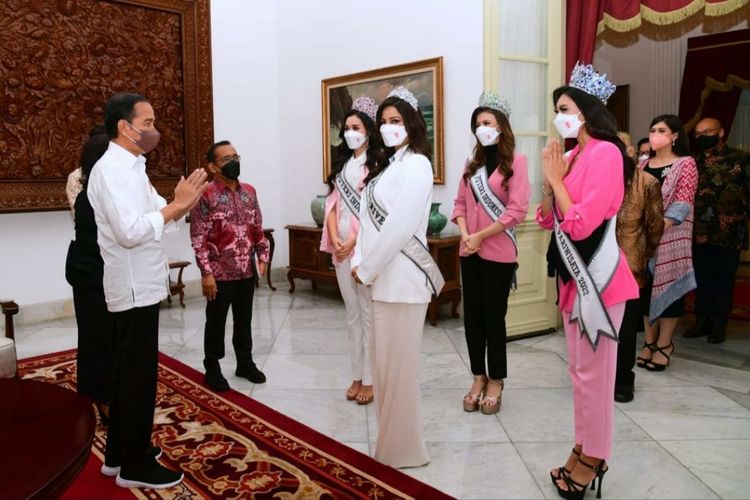 Presiden Joko Widodo saat menerima Miss Universe 2022 dan Puteri Indonesia 2021 di Istana Merdeka, Senin (30/5/2022).