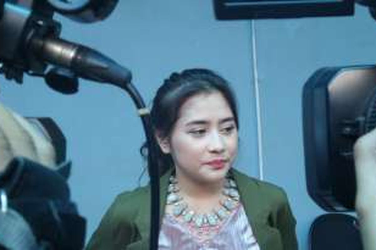 Prilly Latuconsina diabadikan di Gedung Trans, Mampang Prapatan, Jakarta Selatan, Selasa (11/10/2016).