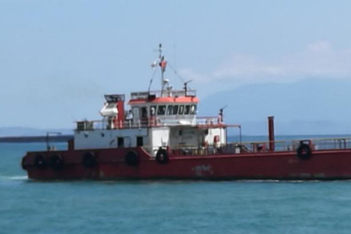 Kapal tongkang sedang berlayar di Selat Sunda