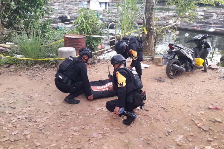 Petugas Gegana Brimob Polda Kalsel mengevakuasi mortir temua warga Desa Aranio, Kecamatan Aranio, Kabupaten Banjar yang ditemukan di dasar Sungai Riam Kanan. 