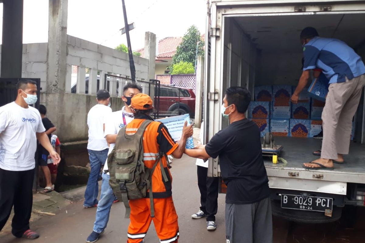 Paket sembako disalurkan bagi warga di Kelurahan Pekayon, Pasar Rebo, Jakarta Timur, Kamis (30/4/2020). 
