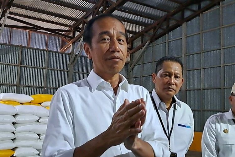 Presiden Jokowi saat Meninjau Kompleks Pergudangan Badan Urusan Logistik (Bulog) Batangase Maros, Sulawesi Selatan (Sulsel) di Jalan Poros Makassar-Maros, Kamis (30/3/2023).