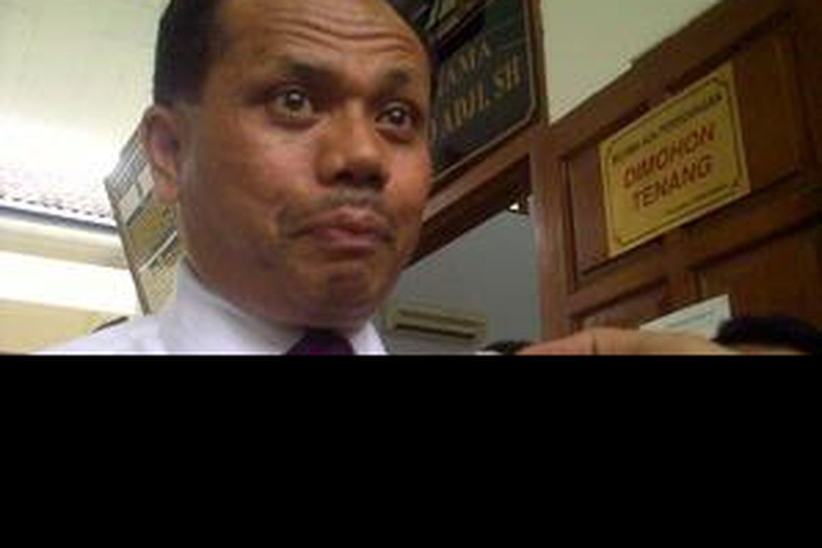 Juniver Girsan Koordinator Tim Pengacara mantan Ketua KPK Antasari Azhar. Antasari didakwa melakukan penganjuran pembunuhan berencana terhadap Direktur PT Putra Rajawali Banjaran Nasrudin Zulkarnaen. Ia diancam hukuman mati.