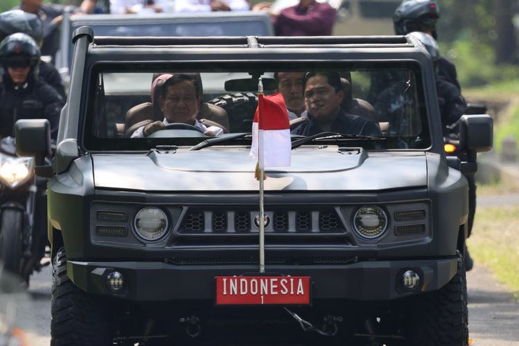 Menteri Pertahanan Prabowo Subianto menyetir kendaraan taktis (rantis) Maung 4x4 bersama Presiden Joko Widodo, Ibu Iriana Jokowi, dan Menteri BUMN Erick Thohir saat meninjau gudang munisi milik PT Pindad di Malang, Senin (24/7/2023).