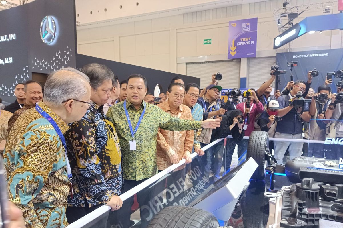 Menko Airlangga Mendengarkan Penjelasan Soal Nissan e-Power