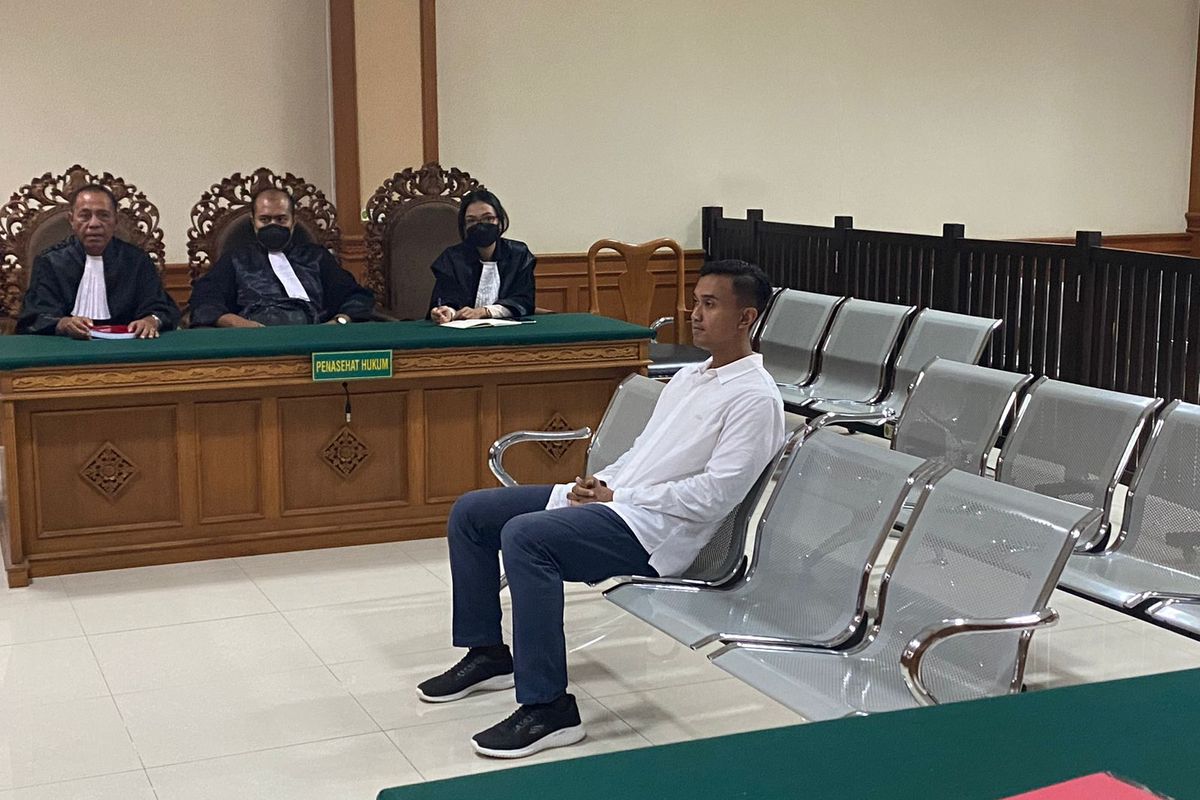 DGR, anak mantan Sekertaris Daerah (Sekda) Buleleng saat menjalani sidang dengan agenda pembacaan tuntutan dari Jaksa Penuntut Umum di Pengadilan Tipikor Denpasar, pada Kamis (8/12/2022)./Dok.Humas Kejati Bali