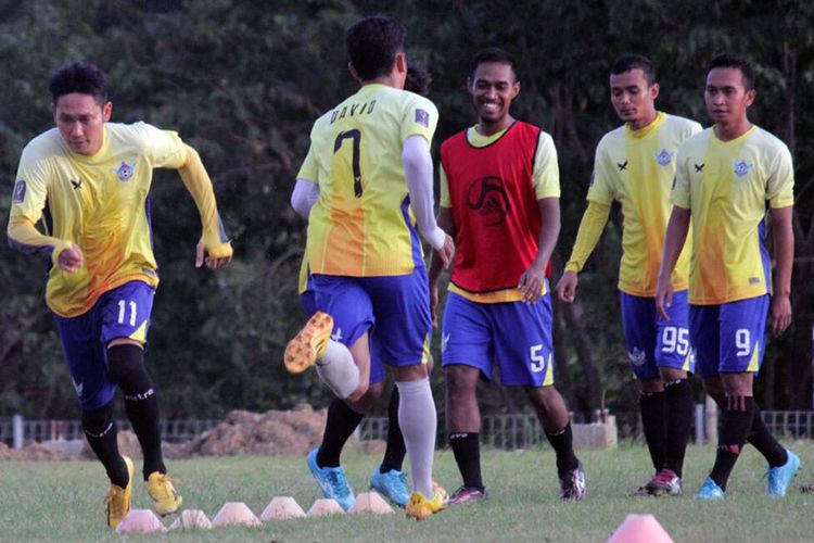 Yusuf Efendi (kanan) saat berlatih bersama rekan-rekannya di tim Persegres Gresik United. 