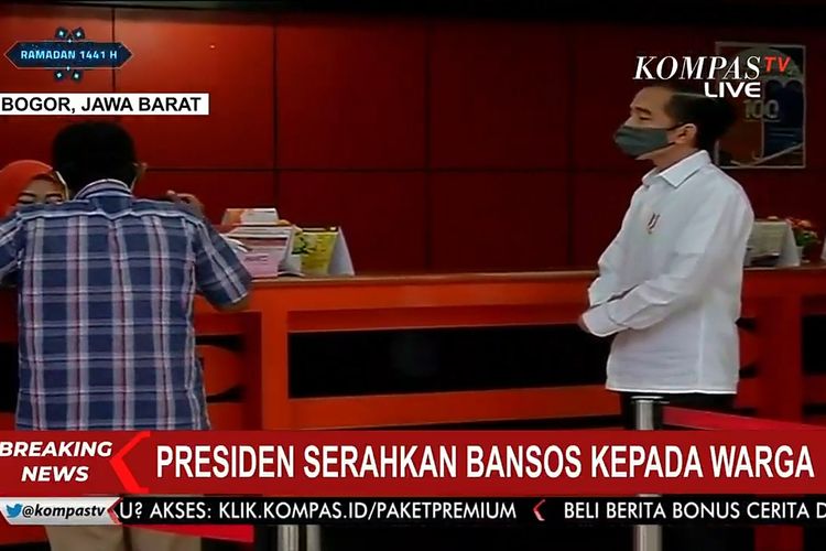 Presiden Joko Widodo mengunjungi kantor pos Kota Bogor, Rabu (13/5/2020). Kedatangan Jokowi untuk mengecek penyaluran bantuan langsung tunai kepada masyarakat. 