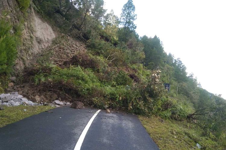 Material longsor menutupi badan jalan Poros Seko - Rongkong, di Kecamatan Rongkong, Kabupaten Luwu Utara, Sulawesi Selatan Selasa (23/4/2024) setelah diguyur hujan dengan intensitas tinggi pada Senin (22/4/2024) malam.