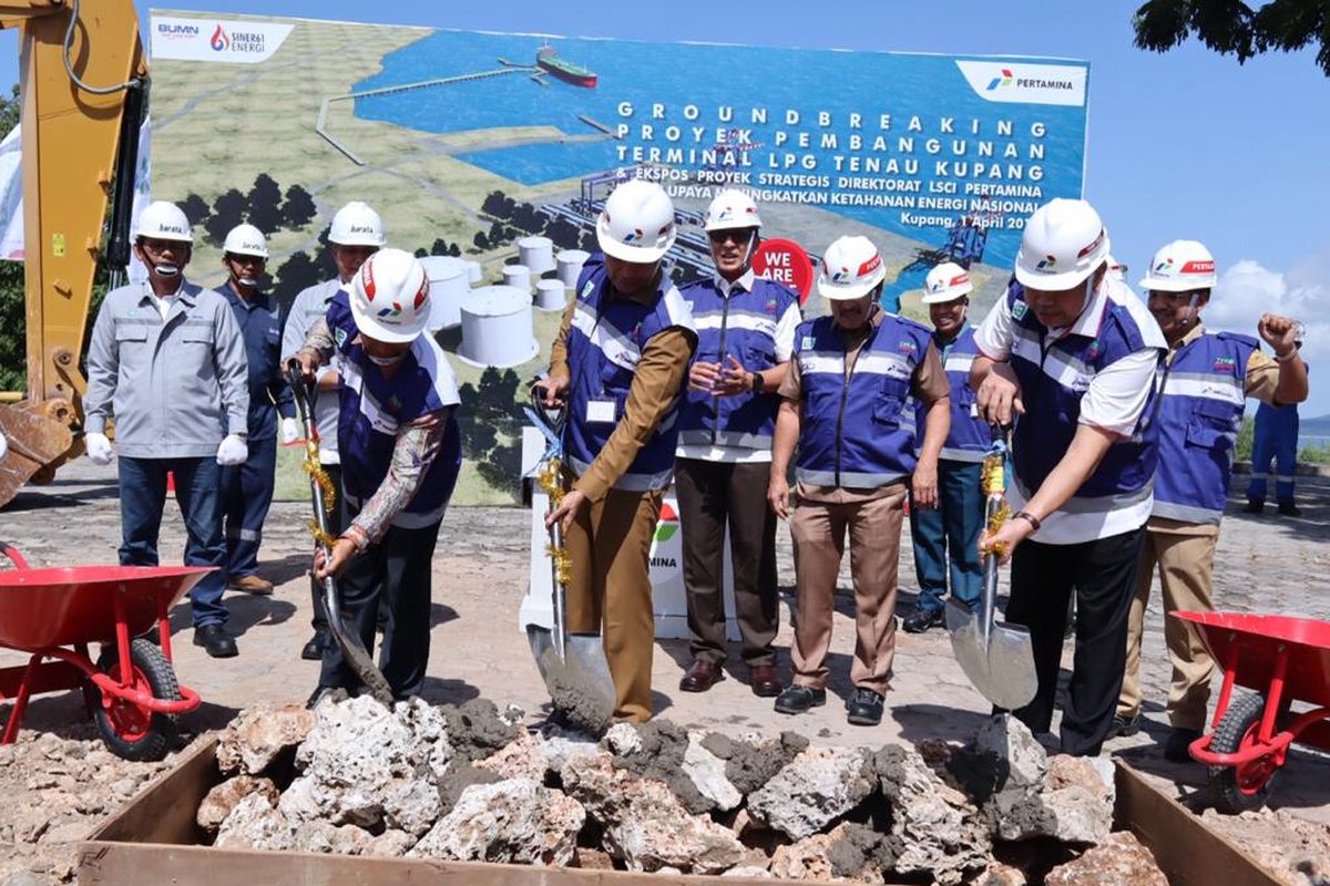 Groundbreaking Pembangunan Terminal Elpiji Tenau Kupang di Kupang - Nusa Tenggara Timur, Senin (1/4/2019). 

