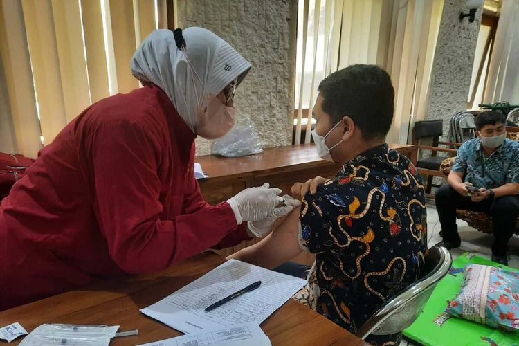 Vaksinasi Covid-19 dosis ketiga atau booster untuk ASN di lingkungan Pemkot Magelang, Jawa Tengah, Rabu (19/1/2022).