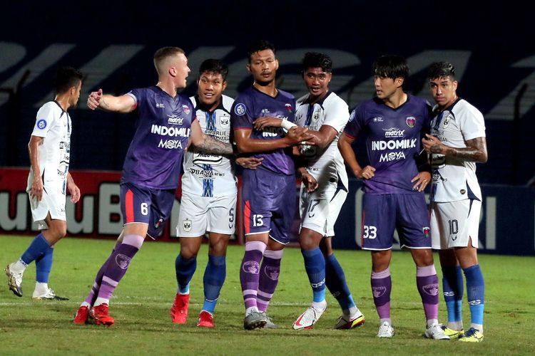 Pemain Persita Tangerang dan PSIS Semarang bersiap duel pada pertandingan pekan 16 Liga 1 2021-2022 yang berakhir dengan skor 2-3 di Stadion Sultan Agung Bantul, Selasa (7/12/2021) malam.