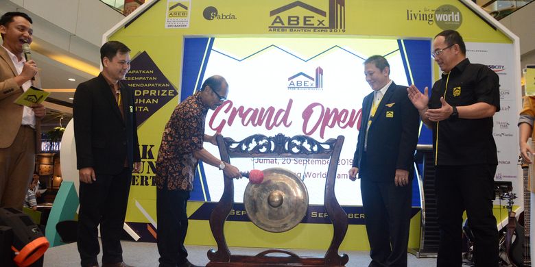 Asosiasi Real Estate Broker Indonesia (AREBI) DPD Banten kembali menggelar pameran properti AREBI Banten Expo (ABEX) 2019 di Living World Mall, Alam Sutera, Tangerang Selatan, Banten. Pameran digelar selama 10 hari.