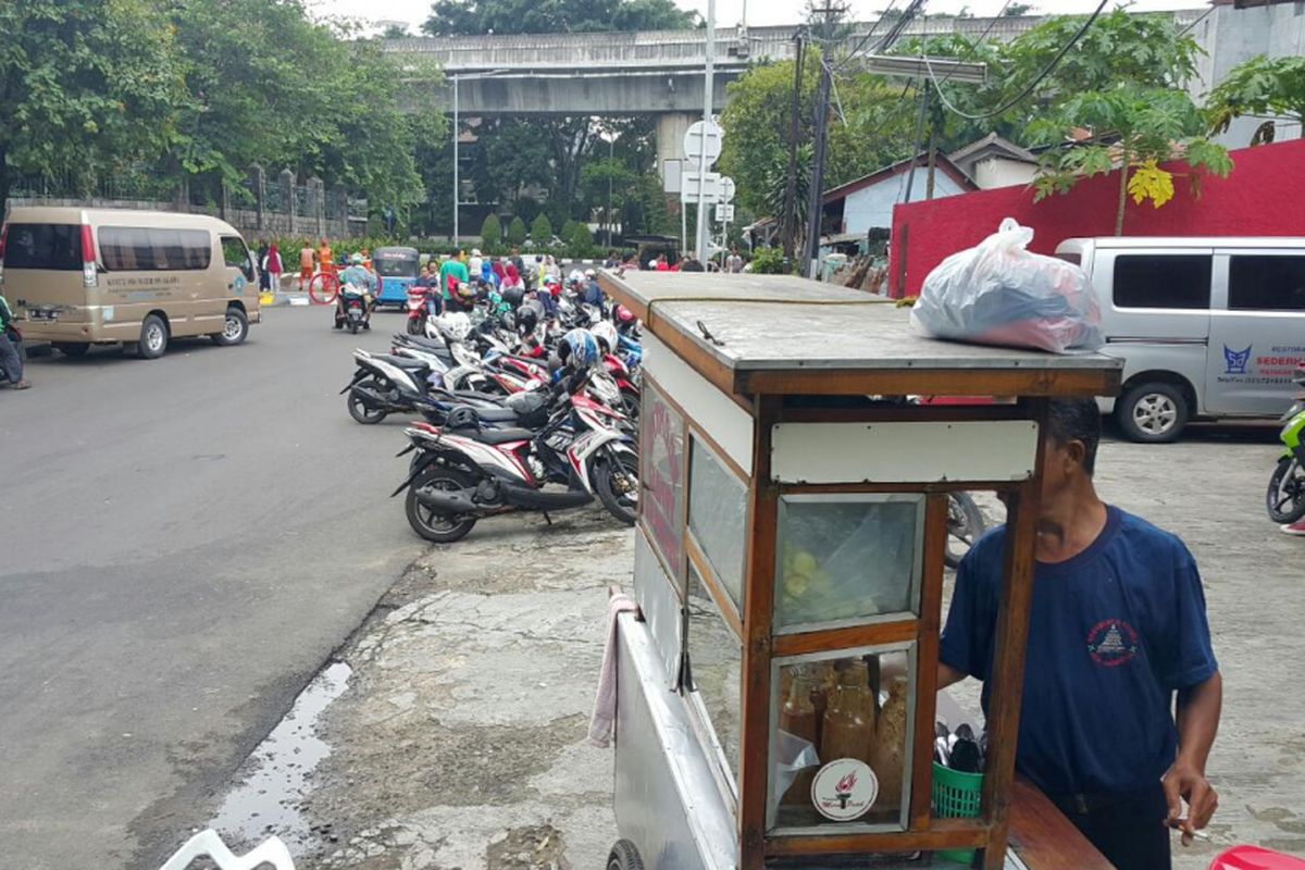 Beberapa PKL berjualan di sekitar kantor Walikota Jakarta Selatan.