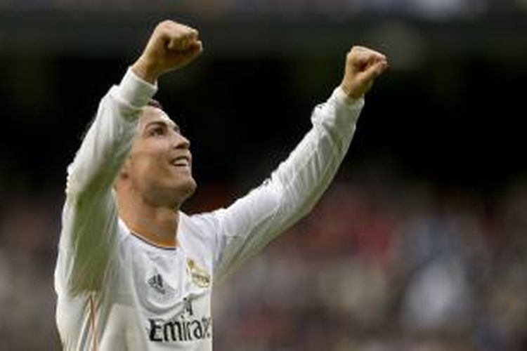 Pemain Real Madrid, Cristiano Ronaldo, mengekspresikan kegembiraannya setelah mencetak hattrick ke gawang Real Sociedad dalam lanjutan La Liga di Santiago Bernabeu, Sabtu (9/11/2013). Madrid menang 5-1.