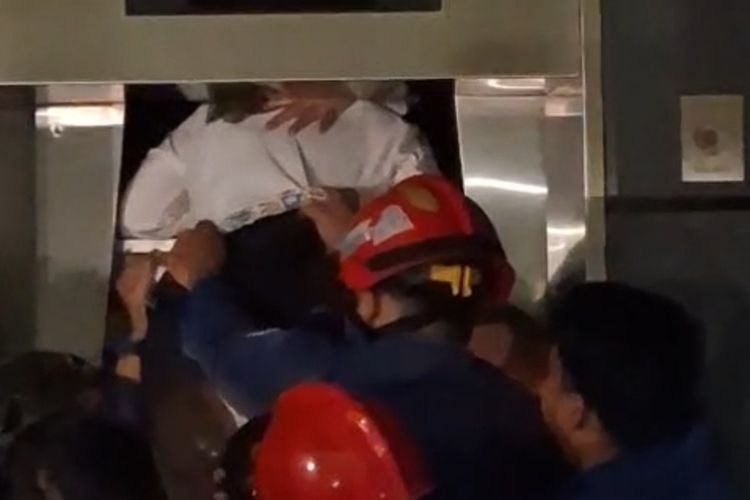 Lift Hotel di Sukaraja Bogor Macet saat Mati Lampu, Dua Korban Dievakuasi