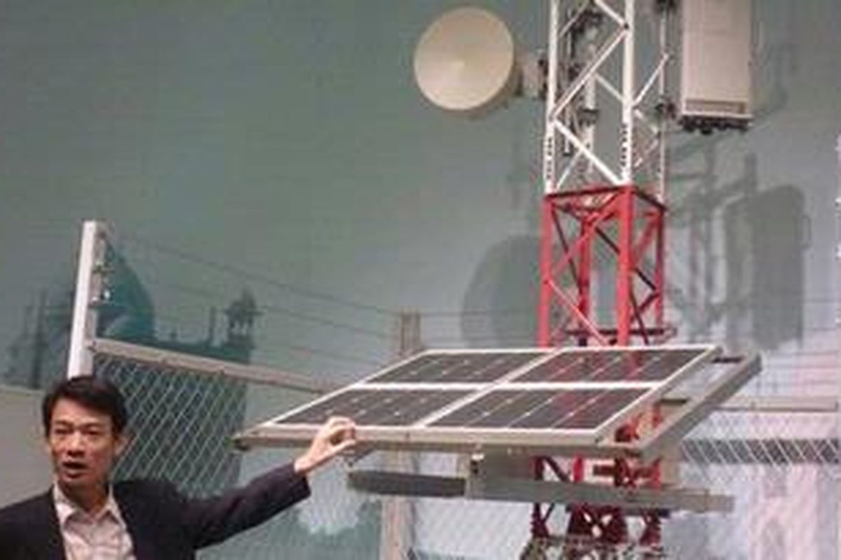 Staf Huawei memperlihatkan BTS berteknologi panel surya, Jumat (22/7/2011) di Shenzhen, China. BTS dikembangkan raksasa teknologi China tersebut untuk memenuhi kebutuhan daerah yang kesulitan sumber listrik konvensional.