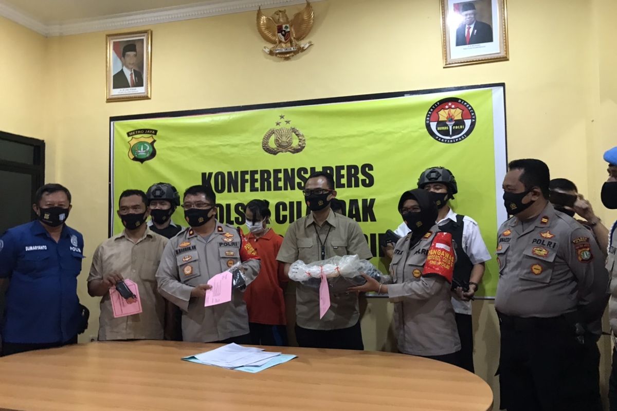 Polsek Cilandak menangkap pelaku penipuan dan pencurian kendaraan bermotor berinisial IN alias Udin (48).  Udin beraksi mencuri motor sebanyak 30 kali dalam empat bulan dengan modus berpura-pura membeli dan lalu membawa kabur motor korban.