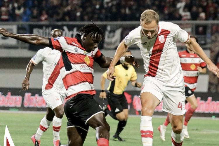 Situasi perebutan bola dalam laga pekan pertama Super League 2025-2026 antara Madura United vs Persis Solo di Stadion Gelora Madura Ratu Pamelingan, Sabtu (9/8/2025).