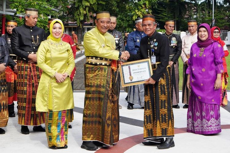 Penjabat (Pj) Gubernur Sulawesi Selatan (Sulsel), Bahtiar, menyerahkan penghargaan kepada sejumlah tokoh pendidikan dan sekolah dalam memperingati Hardiknas 2024 pada Kamis (2/5/2024).