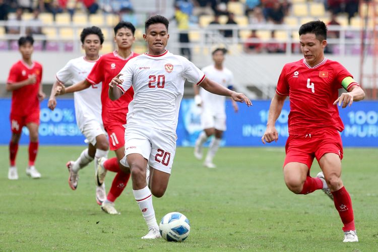 Pemain Timnas U16 Indonesia Josh Holong Junior dijaga pemain Vietnam Nguyen Thai Hoa saat laga perebutan tempat ketiga Piala AFF U16 2024 yang berakhir dengan skor 5-0 di Stadion Manahan Solo, Rabu (3/7/2024) sore.