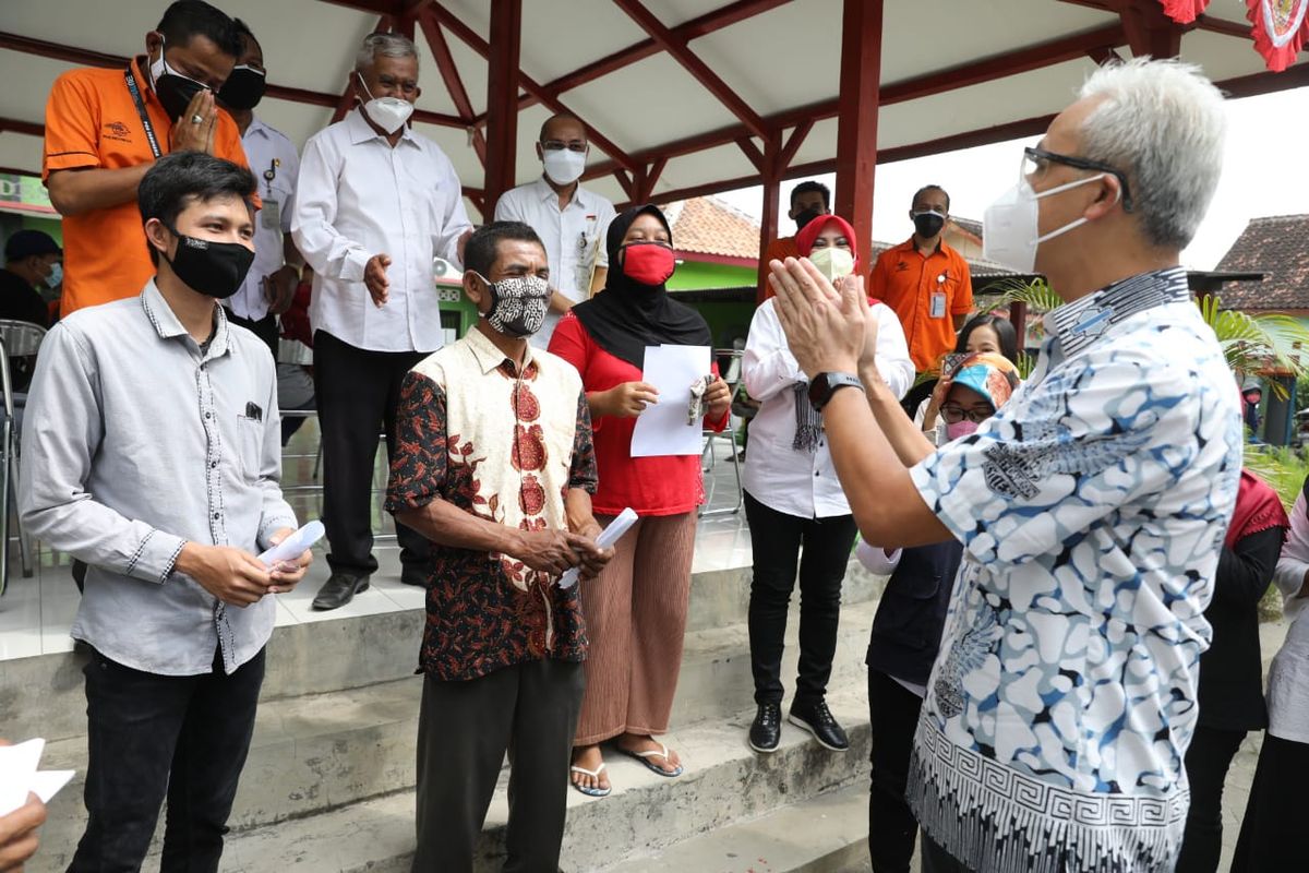 Gubernur Jawa Tengah (Jateng) Ganjar Pranowo saat berkunjung ke Desa Kotesan, Kecamatan Prambanan, Klaten, untuk melakukan pengecekan pembagian BST, Rabu (4/8/2021).
.

