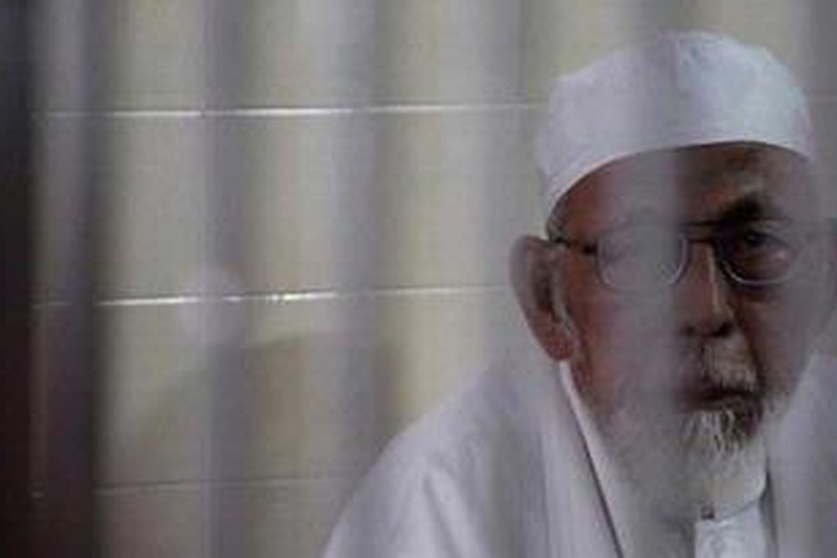 Terdakwa yang diduga terlibat kegiatan pelatihan militer kelompok teroris di Pegunungan Jalin Jantho, Aceh Besar, Abu Bakar Baasyir menunggu sidang di Pengadilan Negeri Jakarta Selatan, Kamis (10/2/2011). 