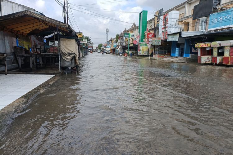 Banjir yang Masih Menggenang di Jalan Raya Perumahan Pondok Ungu Permai, Bekasi Utara