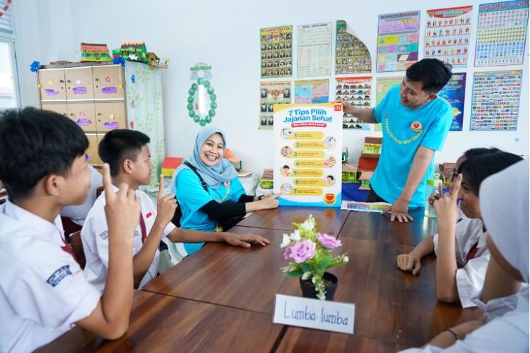 Karyawan McDonald's Indonesia mengadakan penyuluhan interaktif kepada para siswa sekolah dasar dengan memperkenalkan "7 Tips Pilih Jajanan Sehat". Materi mencakup cara memilih jajanan yang bersih hingga pentingnya mencuci tangan sebelum makan. Siswa-siswi di SDN Cikini 01 Jakarta menunjukkan antusiasme tinggi dalam mempelajari tips yang diberikan.