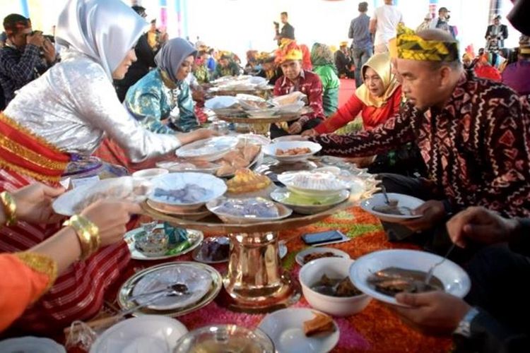 Seribu talang yang berisikan berbagai kuliner khas buton, dengan mengelilingi benteng keraton kesultanan buton, sepanjang 3 kilometer.