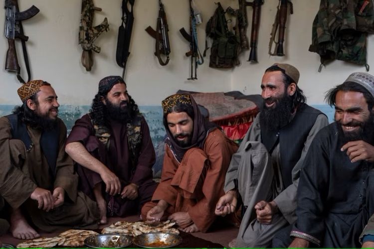 Pejuang Taliban menikmati makan siang di dalam rumah yang digunakan sebagai pos pemeriksaan darurat di provinsi Wardak, Afghanistan, Kamis, 22 Juni 2023.