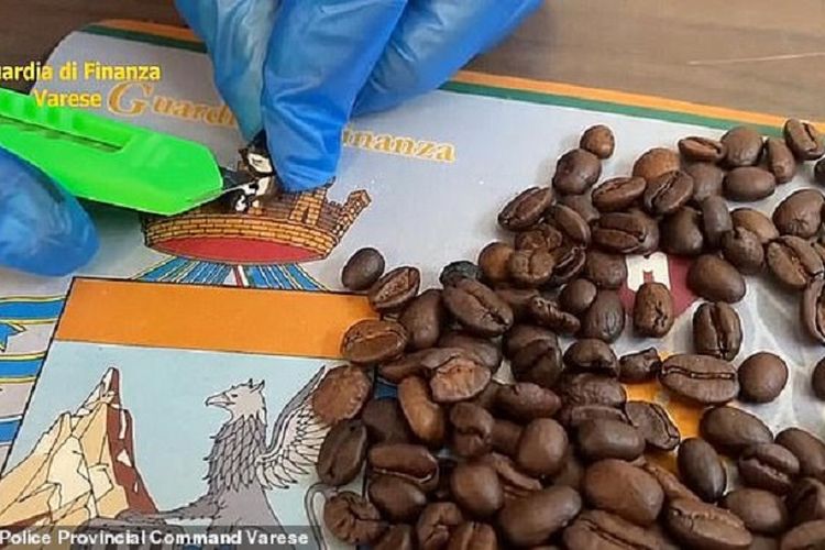 Polisi di bandara Malpensa, Milan, Italia, melakukan pemeriksaan biji kopi yang disita dari sebuah paket. Biji kopi tersebut mengandung kokain, di mana polisi menaruh curiga karena di bungkusnya terdapat nama bos mafia dalam film John Wick.