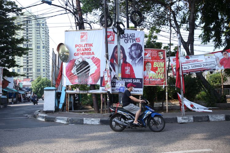 Sejumlah spanduk ketua umum partai dan calon legislatif tampak tersusun kurang rapih di sudut Jalan Rajawali Selatan 1, Jakarta Utara pada Rabu (10/1/2024). Sebagian spanduk dirusak dan dilakukan vandalisme.